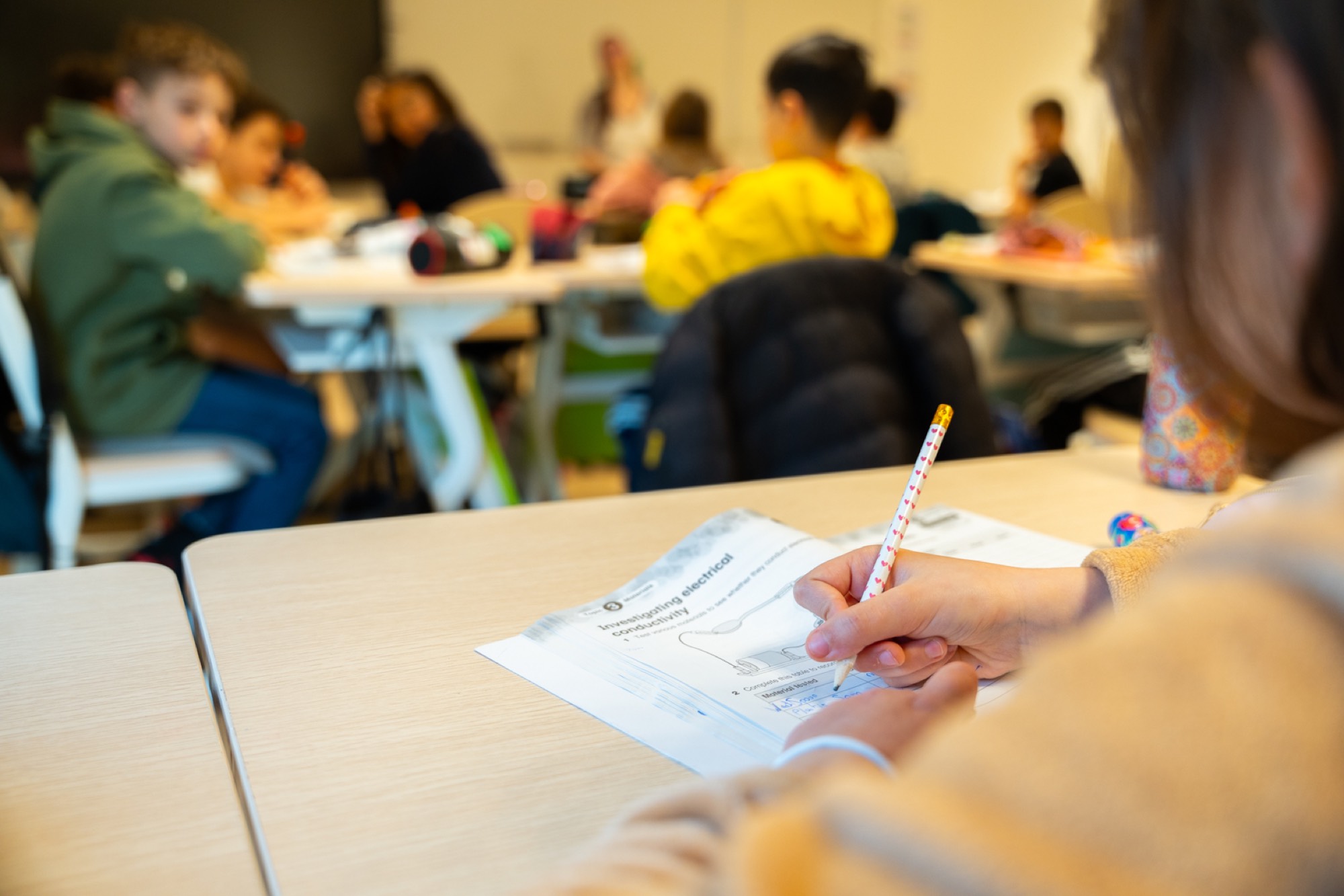 Élèves de primaire à New School Lyon, école bilingue avec démarche internationale (CIS, UNESCO)