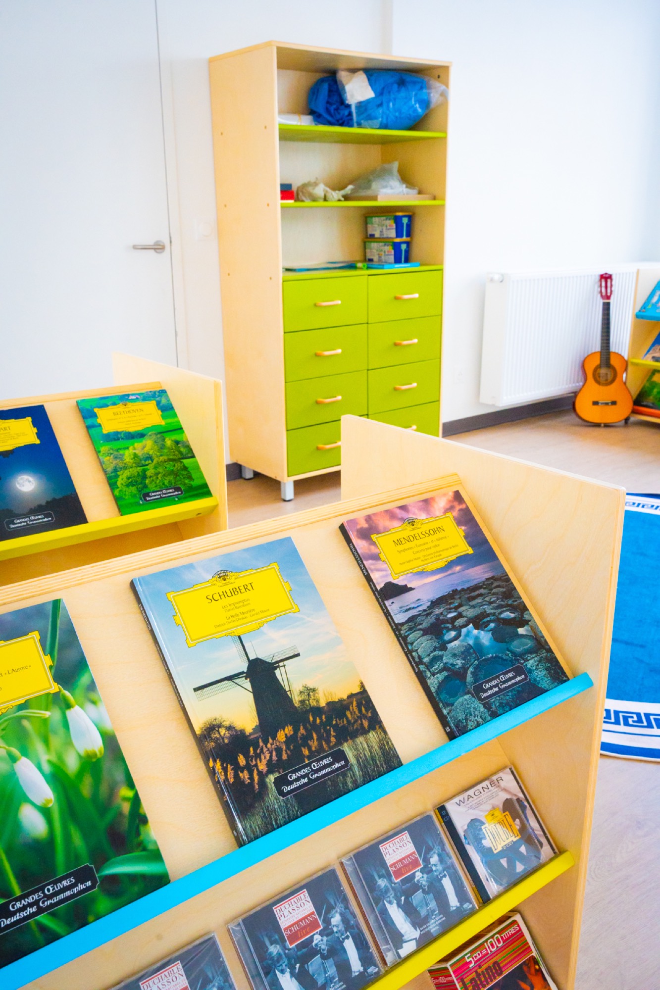 Classroom at New School Lyon: ergonomic furniture, interactive touch screen, bilingual environment