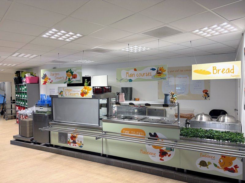 Produits frais et de saison à New School Lyon : restauration scolaire Newrest et son concept Madeleine